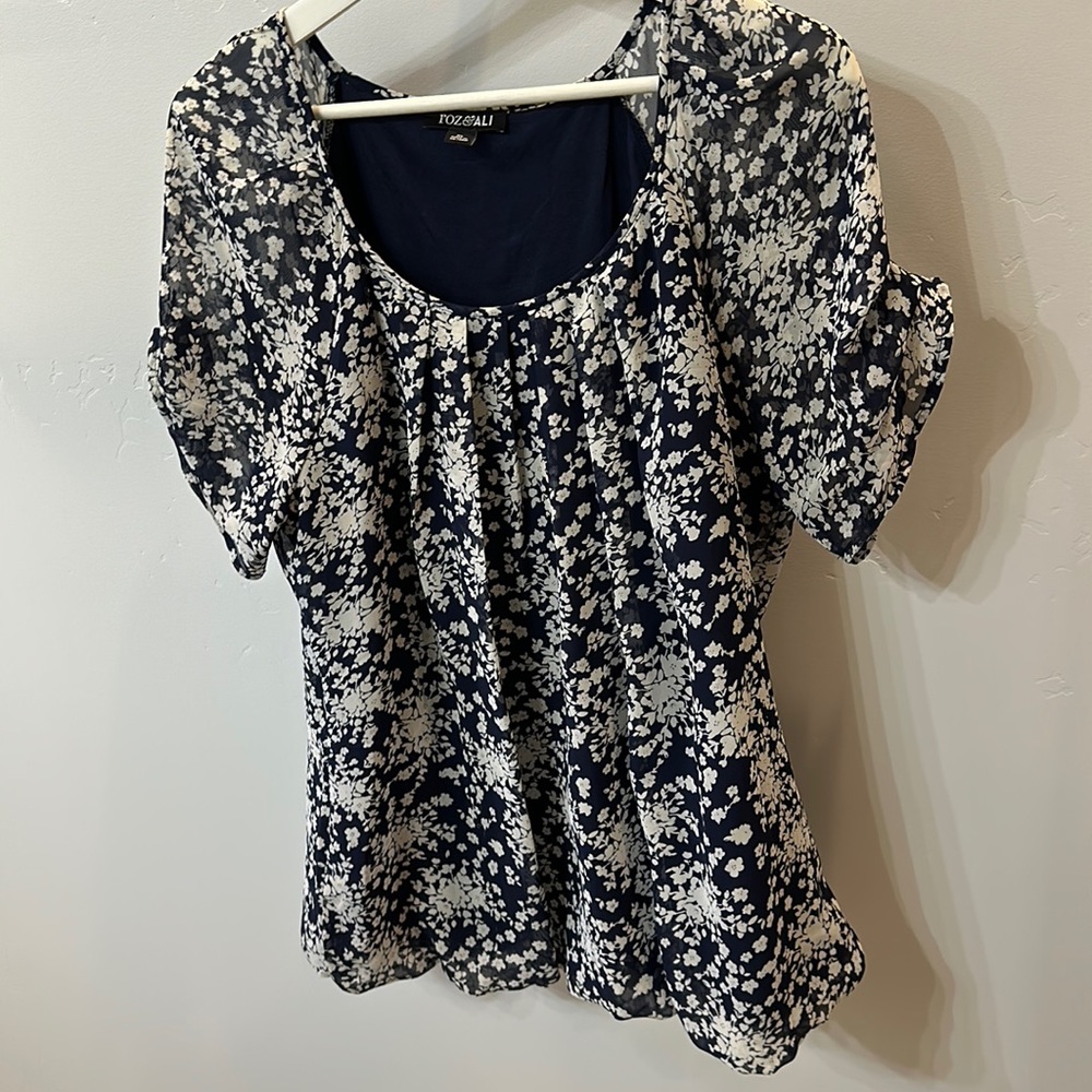 Roz&Ali size xl navy floral blouse